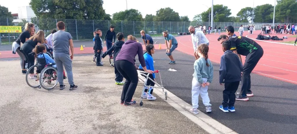 Bénévoles aidant des enfants ayant un handicap à faire du sport
