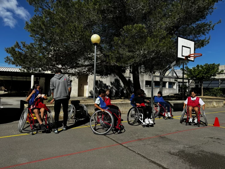 Jeunes enfants en fauteil roulant pratiquant du basket-ball