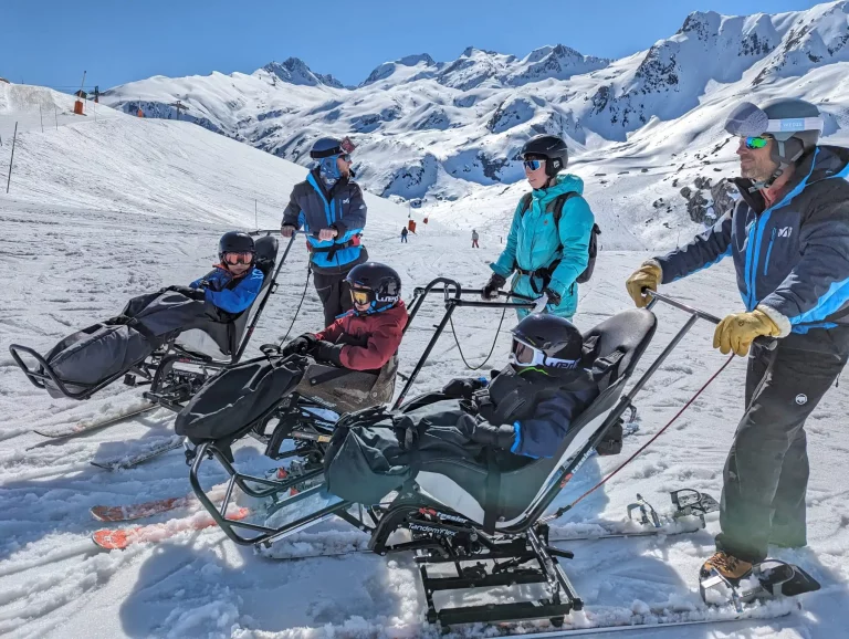 Jeunes enfants en situation de handicap pratiquant du ski